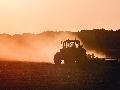 tractor trabajando el campo