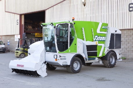 Vertical self-propelled mixer MVS-14 ROUTERMIX