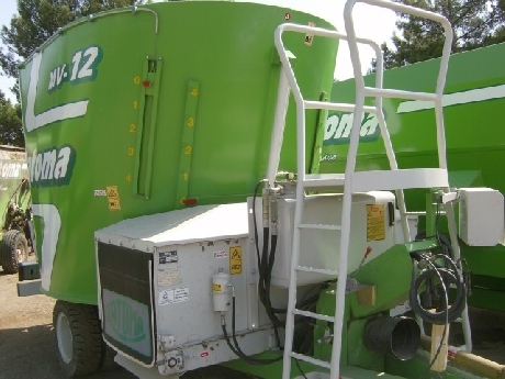 Mélangeuse tractée verticales MV12 + Pailleuse